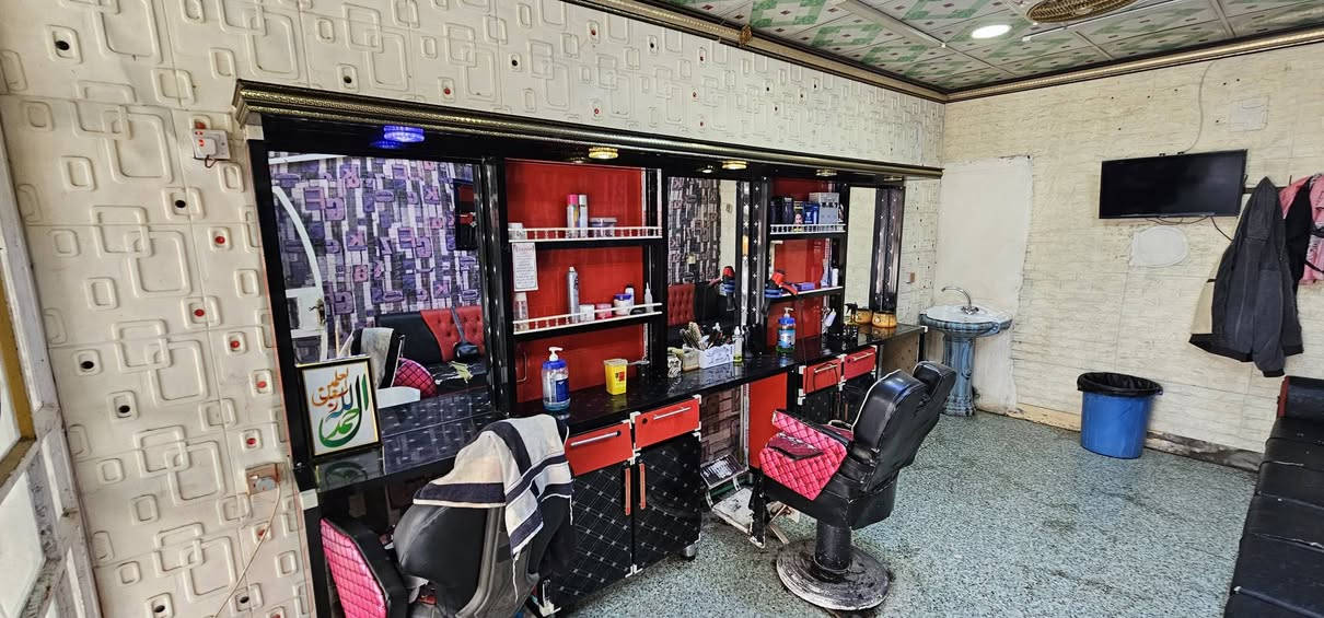 السلام عليكم
متوفر غراض محل حلاقة كامله 
كراسي حلاق عدد ٢ (نص عمر)
و تخم قنفات ٨ مقاعد
ميز حلاقة تفصال المنيوم ٣ مرايا (٣ حلاقين)
طول ٤ متر شغل درجه اولى
ومتوفر شاشه بلازما حجم ٣٢ 
و مغسلة 
للأستفسار الأتصال على الرقم ***********
