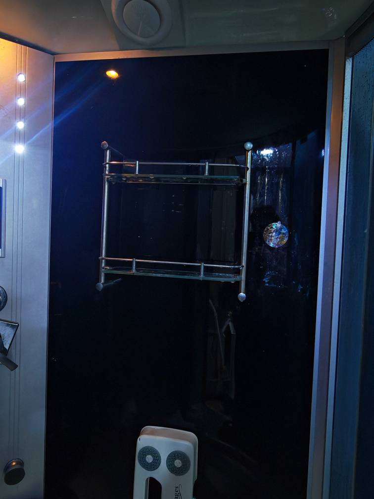 حمام زجاجي (متر×متر ) 
يحتوي على جاكوزي + ساونا + انارة لد اماميه وانارة سقفيه +همفرغة هواء + سماعة راديو 
تجي تفحص ويعجبك تفصخه وتدلل 
العنوان نجف حي السلام 
السعر 600 بيه مجال قليل
راسلني ابعثلك فيديو توضيحي عن شغله 
*********** النجف, العراق
