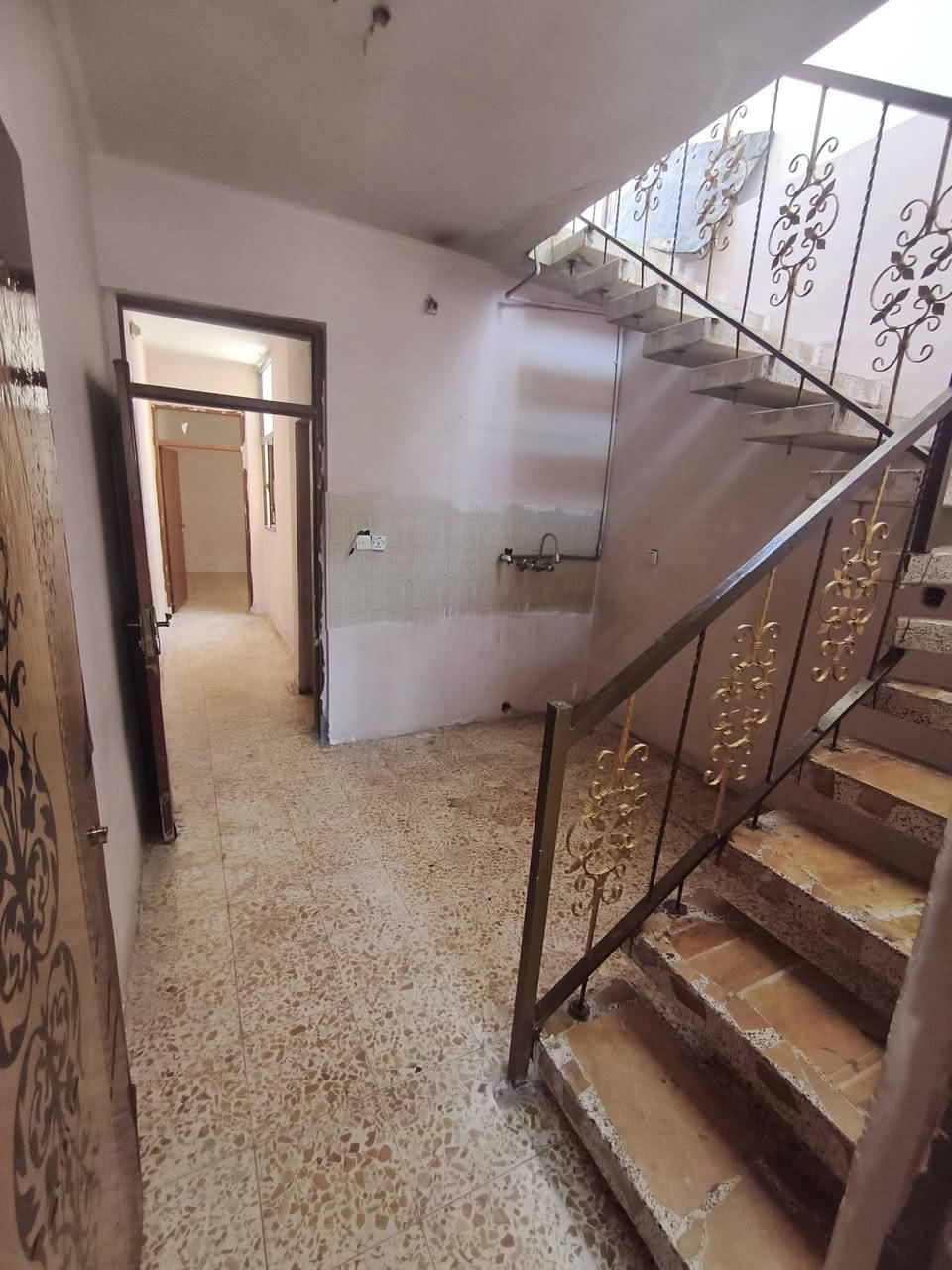 السلام عليكم مشتمل للأجار طابق ثاني معزول  يحتوي على صالة ومطبخ وسطح وصحيات وغرفة نوم وحدة 
الموقع الشعب حي التجار 
السعر 400 
للأستفسار ‏‪ ***********‬‏
