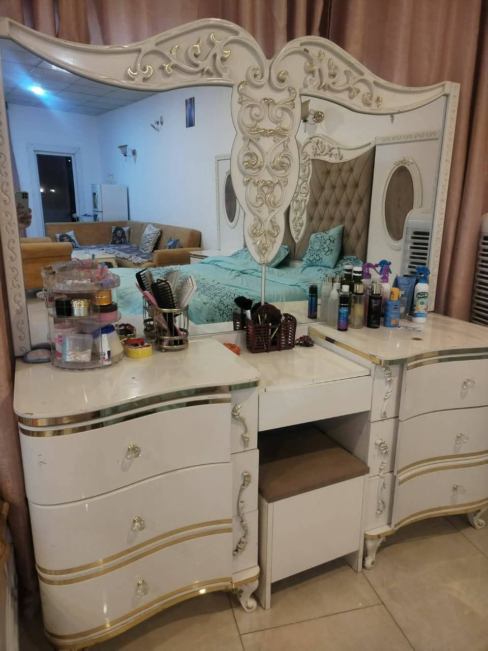 ✨ غرفة نوم إيكيا أصلية – أبيض مع دوشمة جوزي ✨

للبيع غرفة نوم ماركة IKEA أصلية 100%
استعمال خفيف ونظيفة جدًا، حالتها ممتازة وقريبة للجديدة.

🔹 اللون: أبيض أنيق ويه دوشمة جوزي (شكل راقي وعصري)
🔹 ما بيها كسور ولا خدوش
🔹 مرتّبة وجاهزة للاستخدام مباشرة

🔹 تتكوّن من:
 • سرير
. جوانب السرير
• كنتور 3 أمتار و10
 • ميز مرايه
.طابوريه 
 •مرايه قيافه
.ميز جرارات هايدروليك
.شازلون مخزن 
💰 السعر: 1,300,000 دينار
↔️ بيها مجال بسيط للجادين

🚚 التوصيل متوفر لجميع المحافظات
📍 المكان: (أربيل )

📩 للمزيد من التفاصيل أو الصور مراسلة خاص
(البيع عن طريق مندوبة – التعامل مضمون)


**إذا كنت صاحب هذا الإعلان وتريد حذفه لأي سبب، رجاءا أرسل رسالة إلى الدعم الفني**