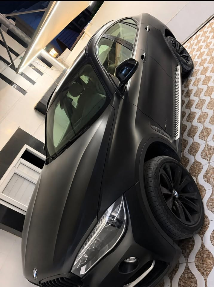السلام عليكم
سيارة بي ام دبليو X6

3500 tune turbo
X drive

موديل :- 2018 السيارة من وكالة (((العروش))) خليجي

ماشية :-74500 الف كيلو فقط 

سيارة جديدة بمعنى الكلمة  
سيرفسها ودهنها كلة بوكالة العروش 

مكفولة كفالة عامة من الصبغ والتبديل 
كير ومكينة جديد 

مغلفه بي بي اف/  مات /شركة نانو شيلد
داخلها نظافة بعدها على وضع وكالة 100٪؜ 
جوها تخمه تاير جديد دنلوب الاصلي  بالاضافة الى السبير بعده منازل للگاع

سيارة بااسمي تحويل ثاني يوم رقمها اربيل جديد 

نظام قيادة اربعة ايكو وكونفرت وسبورت (وسبورت بلاص)
انارة داخلية كاملة بالدشبول7 الوان تتغير 
ابواب شفط 
كشنات جلد احمر
مري شفط
شاحن تليفون  
وشفتات سرعة
داخل احمر مميز
اربع كامرات 
بصمات
رادارات 
فتحة سقف 
لايتات زنون متحرك وية ستيرن واوتو يقللن ضوة اذا صارت سيارة امامك
كشنات بيها 8 حركات وضعيات 
هندبريك بصمة 
اوتو بريك
وبردات ابواب
وبعد بيها مواصفات

للاستفسار عن السعر الاتصال بالرقم

‭ ***********‬
او وتس اب 
مكانها زيونه
