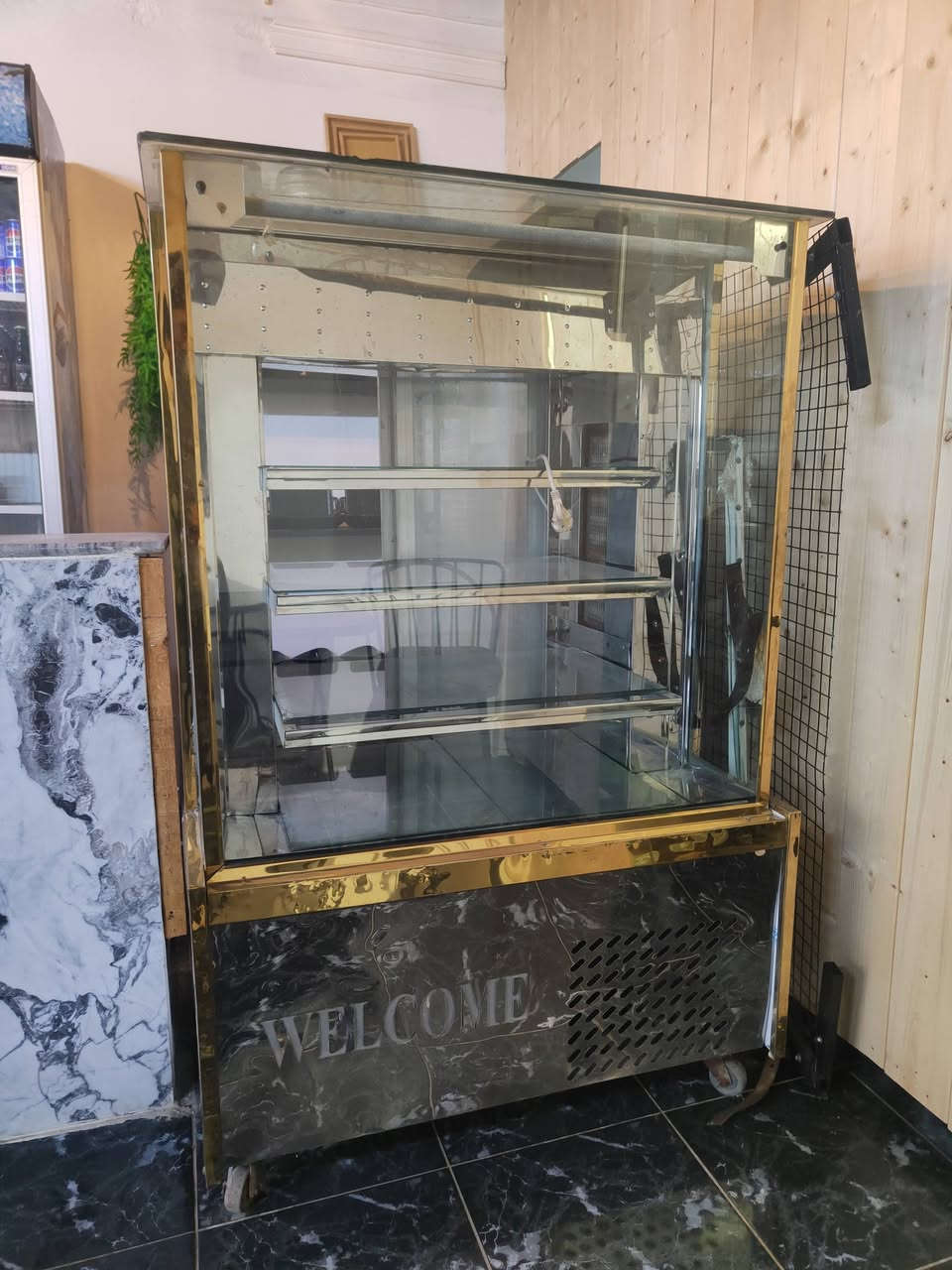 للبيع عارضة مقبلات وكيك بسعر مناسب
اقتصادية وعملية نظيفة تبريد قوي للتواصل عبر الخاص او الرقم ***********
