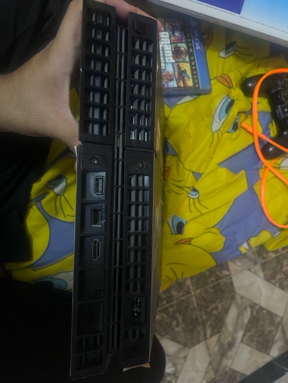 بلي فور فات نضيف ويا يده اصليه وقرص قراند سعره 210 الف وبي مجال للطيبين 
مكاني بغداد الدوره 
***********
شنو سعة التخزين مال الـPS4 بالضبط: 500GB لو 1TB؟: 
500
هل الجهاز شغال طبيعي 100% وما بيه أي عطل أو حرارة زايدة؟: 
نعم 
غير اليد الأصلية وقرص GTA، أكو ألعاب أو ملحقات ثانية وياه؟: 
لا 
تقبلون تجربة الجهاز والاستلام باليد داخل بغداد/الدورة لو توصيل؟: 
باليد
السعر النهائي شكد وهل بي مجال بسيط للمساومة لو ثابت؟: 
بي مجال