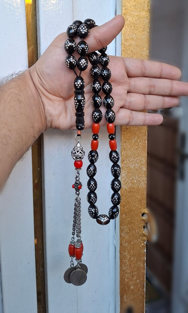 يا الله..  🤲🌹
سبحه ( 📿 ) يسر حجازي مكاوي  قديم ...
العدد 33 ثلث دك بقلاوه نضافه فوووول 1 على 1… 
فول نضافه ولا غلطه ماشاء الله تبـــــــارك رحمن… 
فواصل مرجان 4 و الكركوشه بيها مرجان 4 اصلي 
وزن السبحه الوزن 67 غرام بدون كركوشه صافي  …  

ملاحظه 💢 ابيع شرط حجازي مكاوي قديم … 

الشراي فقط يتواصل خاص ... 
ما راوس بيع فقط احبتي الغالين ...

 تواصل واتساب او على رقم ***********..
يوجد توصيل كافه محافظات العراق. 🚛...
