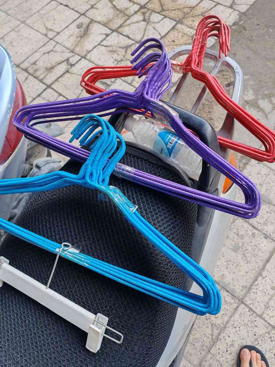 السلام عليكم من رخصة الادمن عندي هاي غراض محل تعاليك واستاندات عدله صجمة مائل وستاند مائل مقوس صجمة ان دي اف  وتعاليك شالات مع تعاليك شحاطات مع تعلاكة ملابس بيظه وتعلاكة ملابس حديد مغلفه مطاط درجة اولى اللي يعجبة يدخلي خاص ماسنجر او رقمي واتساب  والاسعار كلش مناسبة مكاني بغداد  *********** واتساب  مع كرسي عرض احذية
