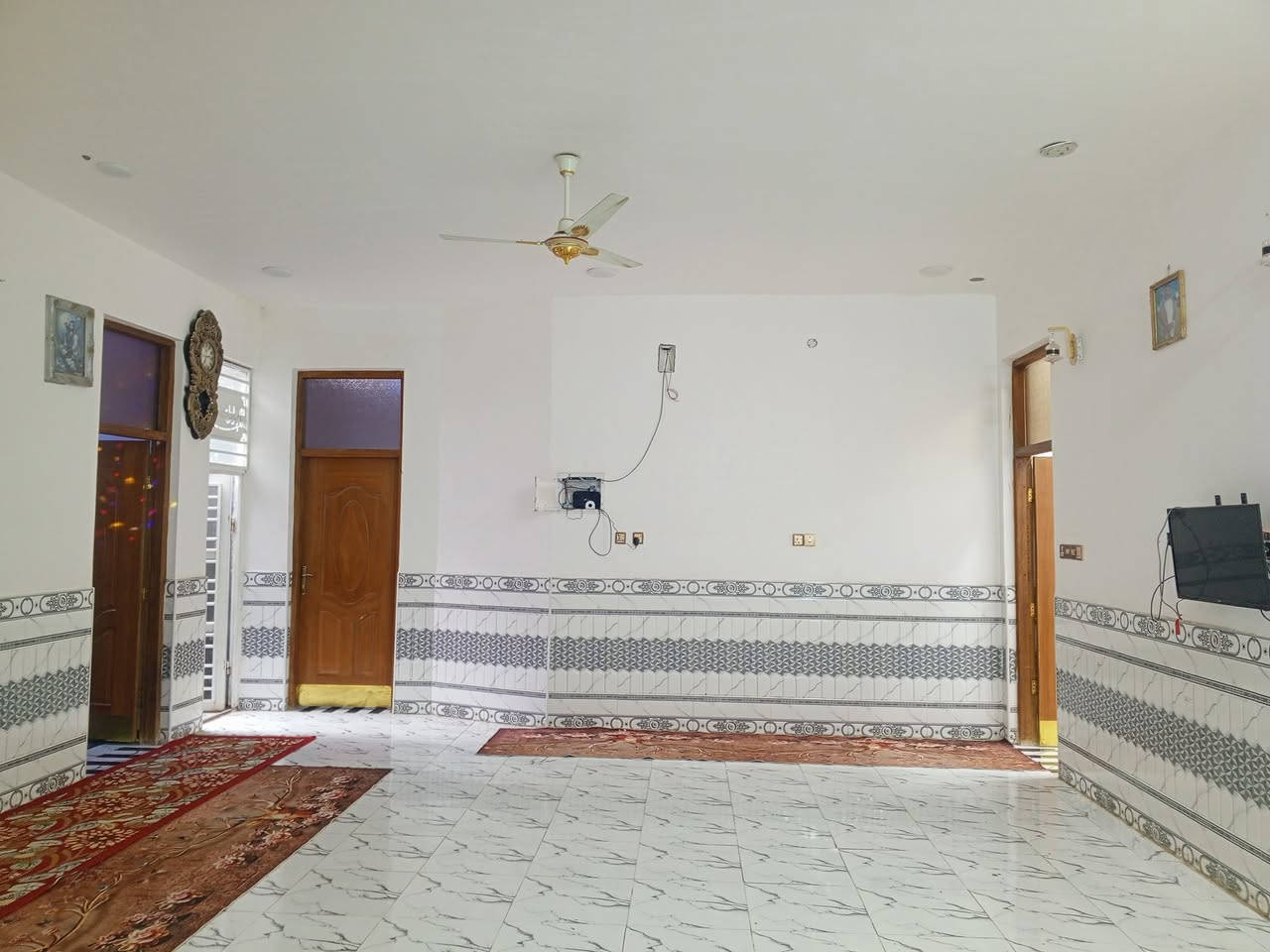 السلام عليكم 
يتوفر بيت للبيع بناء حديث
طابو زراعي عراقي سند، 25
مساحه البيت 400متر
يتوفر من ثلاث غرف موزع صاله ديوان كبير حديقه
الموقع ميسان طريق الحولي مقابل الالف دار 
السعر 120مليون وقابل للتفاوض 
الاستفسار الإتصال ‏‪‏‪***********‬‏
