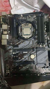 Gigabyte H370 HD3 نضافه وكفاله من كلشي وذا اتريد ويا المعالج المذر بور...