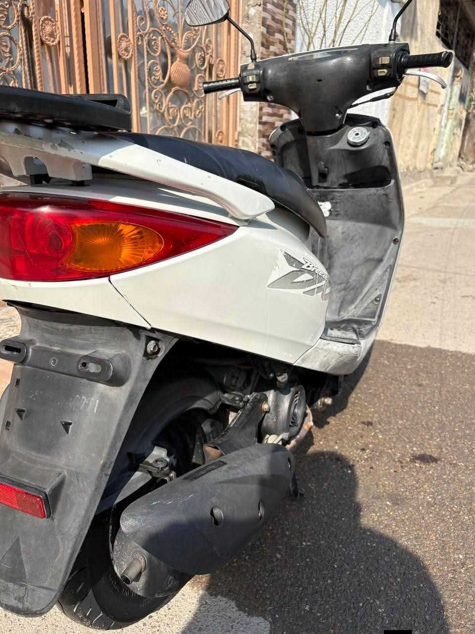 سلام وعليكم دراجه بريز للبيع مكفوله كفاله عامه من مكينه وكفرات مختمه وختم واحد دراجه كابريتر ولبريك الامامي دسك لونه ابيض ومضلل الشاير واللايت الامامي تضليل لزك ماشيه 12 بيه سوچين ملاحضه دراجه رمبه +المكاتبه والمنيفيس السعر خاص ***********
