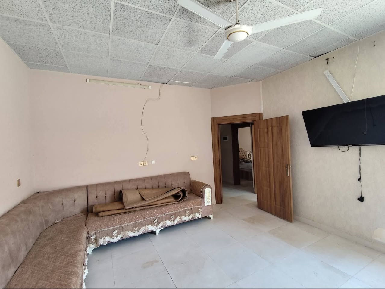 السلام عليكم بيت 100 متر 10 بعشره يحتوي على ثلاث غرف نوم واستقبال ومطبخ صحيات عدد اثنين طاب وملك صرف دور السكك مقابيل اقصى مول اسره المفقودين اي استفسار هذا رقمي، *********** السعر 120
