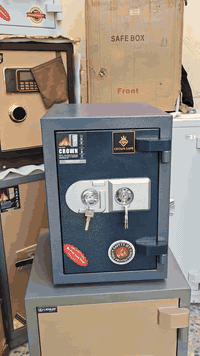 🛡️ آشور — قوة تُحس، وأمان يُوثق به 🛡️
CROWN… القاصة اللي ما تنكسر وما تنحرق.

✅ حماية عالية ضد الحريق والكسر والرطوبة 
✅ مفاتيح غير قابلة للاستنساخ
✅ شفتات ستانلس ستيل حقيقي وليس فارغ 
✅ ضمان 8 سنوات حقيقي 

السعر فقط: 160,000 ألف 

🚛 توصيل مجاني كافة المحافظات
🛠️ يتوفر كادر صيانة محترف 

📞 للطلب والأستفسار : 
☎️ ***********
☎️ *********** 

📍 بغداد | شارع النضال – مجاور الهيئة العامة للكمارك
