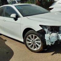 كامري 2024 بدون صبغ  بدون ايرباك   بيها رصعات  خفيفه بالسقف   البراغي ...