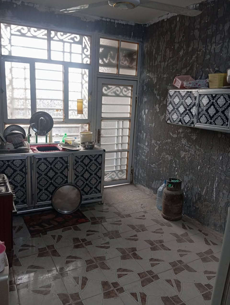 بيت مساحه 100 متر واجهه 10 نزال 10 مطبخ 4+3 صاله 6+5 غرفه 5+4 حمام داخلي وصحيات خارجي 3+4 العنوان شارع 80 خلف مول نون البيت كونكريت مسلح عالي عن الشارع 
للاستفسار *********** السعر 62
