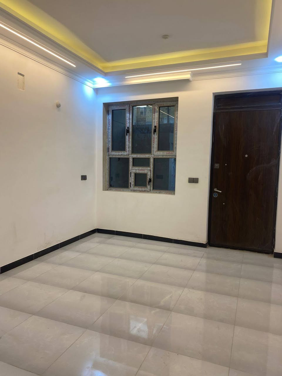 السلام عليكم دار للبيع منطقه الدوره الإسكان مساحه 100متر بناء حديث درجه اولى السعر 250 بي مجال شي قليل الدار غير مسكون زيرو ***********
