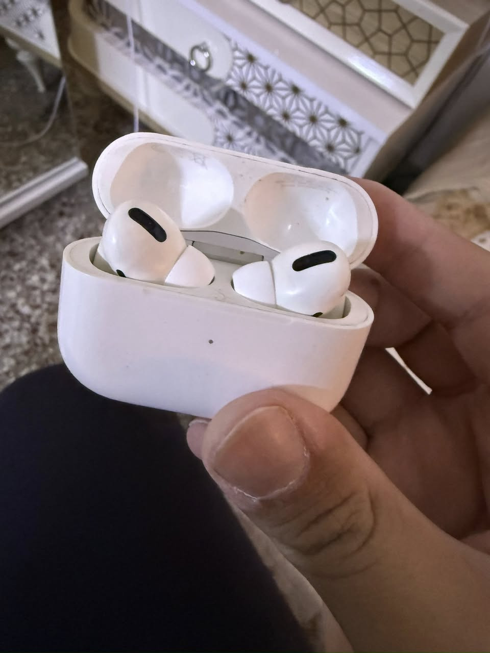 السلام عليكم 
ايربودز برو جيل اول 
نظافتها ٩٨٪؜
سماعة كامل ملحقاتها
سعرها ١٢٠
تواصل واتساب فقط 
***********
