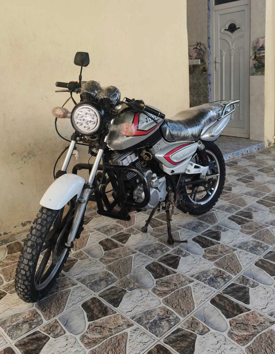 السلام عليكم
دراجة باندا 2014 أوراق كامله، للبيع السعر 375 وبيها مجال المكان ديالى شهربان ***********
