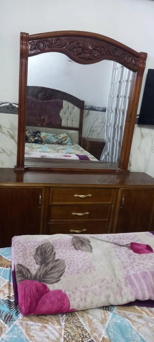 سلام عليكم غرفه لبيع ميز تواليت وجربايه نضيفات ٨٠٪؜ متوازي عليهن الاستفسار عل *********** او خاص
