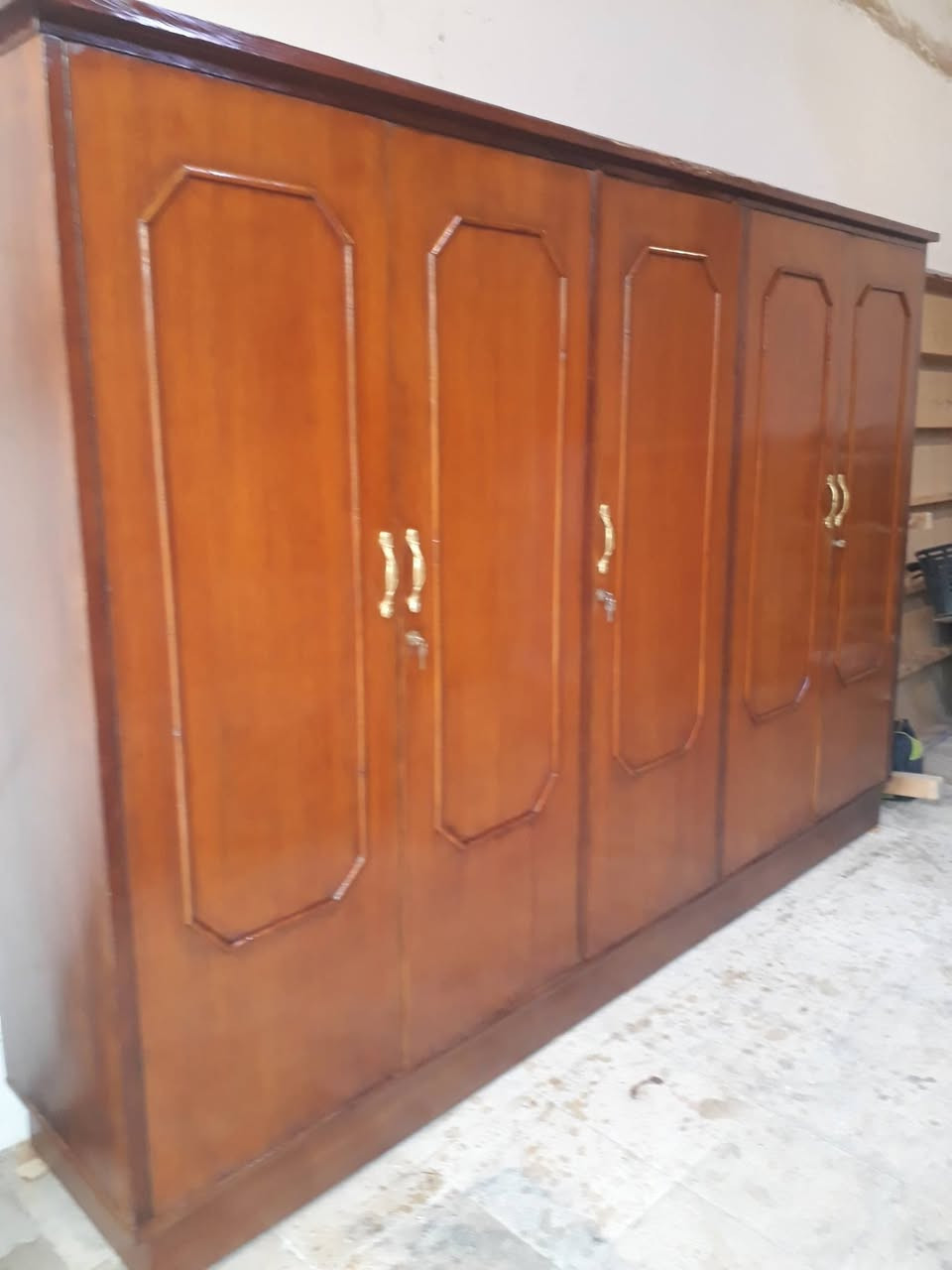 السلام عليكم كنتور خمسة ابواب صاج مستعمل العنوان حي فلسطين قرب صيدلية الاسدي  الاتصال على الرقم ***********
