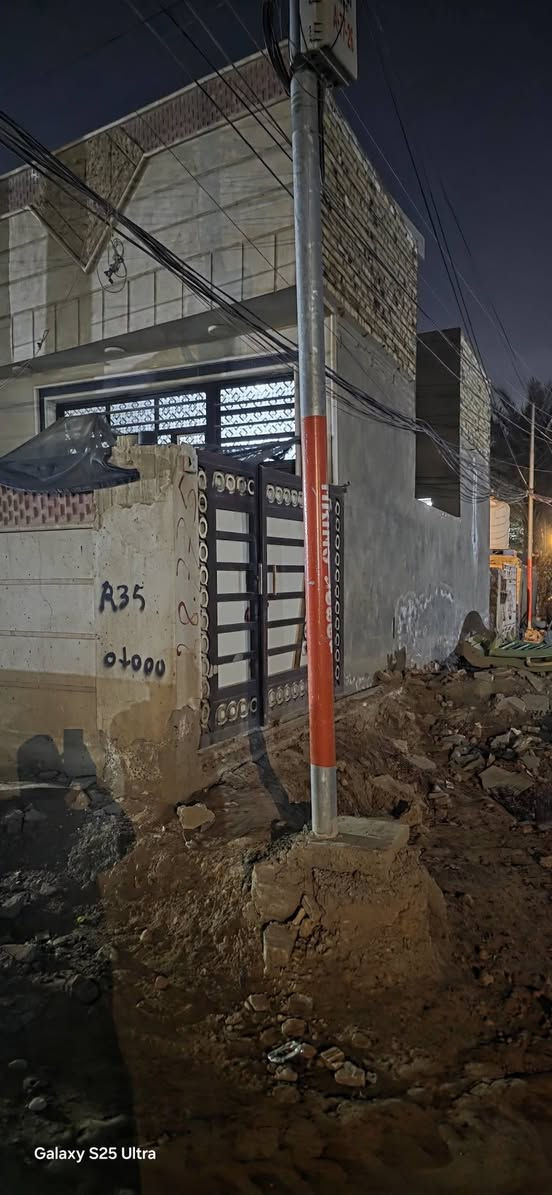 يباع  علئ المبادره خلف التجاري 140 متر الموقع مميز بالاستاذه الثانيه طابق واحد كما موضح بالصور /***********/بسمي البيت سنه البناء 2018 مقابل القبه الذهبيه من جهه الطابو الصرف وله مدخلين من شارع الكرينات عرض الشارع 13 م والمدخل الثاني عرض الشارع 10 م وللعلم البيت ركن قريب من مستشفه المستقبل ومحطه بانزين خانه شارع 80 وقريب من مول نون
