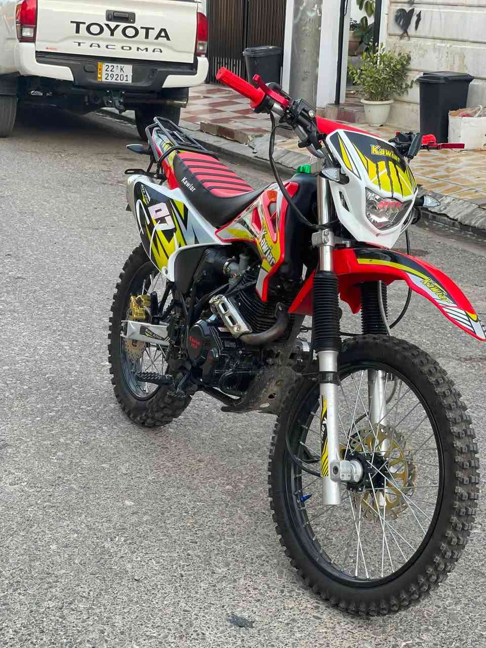 سەرەتا بەناوی خودا kawiar مەکینە 200cc مانتۆڕەکە سفڕە دوو مانگە دەرهێنراوە هەموو گیانی بەشەرتە  دەسکە کلاج و گێڕ قەپاخ بەنزینی سپۆڕتی بۆ بەستراوە کامل ئەشیای خۆی لەگەڵە ئاوێنە درعی سەر دەسکە کلاج کڵاوێکی قەفازی لەگەڵە 
شوێن هەولێر :*********** 

بسم الله الرحمن الرحيم
دراجة Kawiar 200cc.
الدراجة جديدة، مستعملة لمدة شهرين فقط. جميع أجزائها أصلية. تم تركيب مقبض كلتش (الكلج) رياضي، وناقل الحركة، وغطاء خزان الوقود الرياضي. جميع القطع الأصلية موجودة معها، بالإضافة إلى المرايا، وواقي مقبض الكلتش، وخوذة وقفازات.
الموقع: أربيل
📞 ***********
