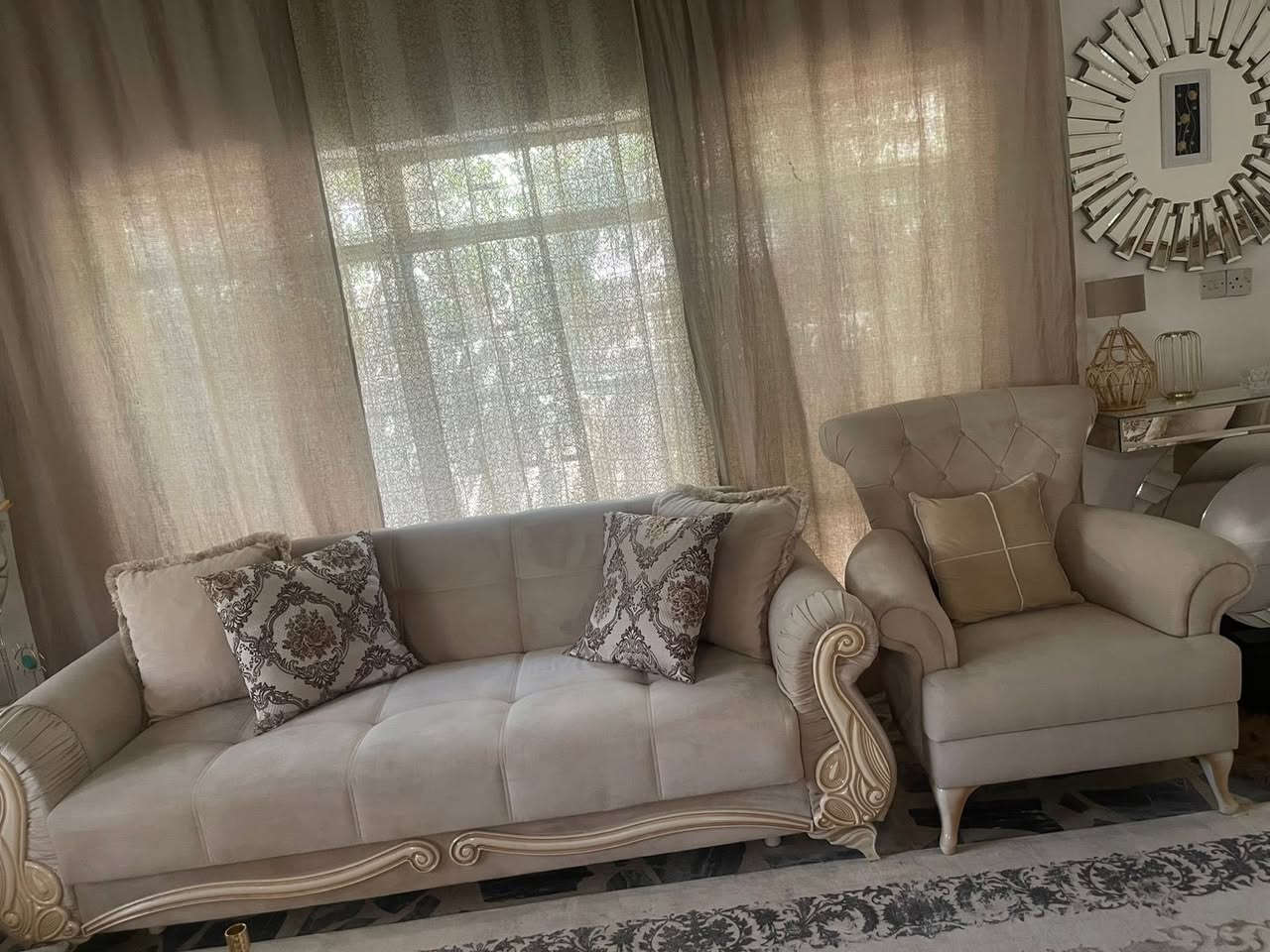 تخم عشر مقاعد تركي يصير سرير ومخزن لي جوه  اخو الجديد رايده بمليون. للاتصال ***********
