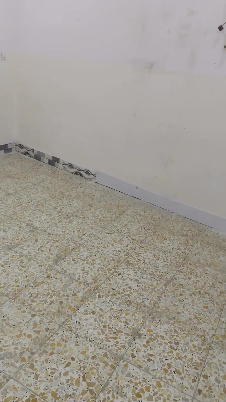 بيت للايجار مساحه 160متر يتكون من غرفتين وصاله ومطبخ وحمامين ومناور اثنين جاهز من كلشي بناء جديد خط سحب وخط انترنت 5 براميل ماي ماطور سخان ***********.
