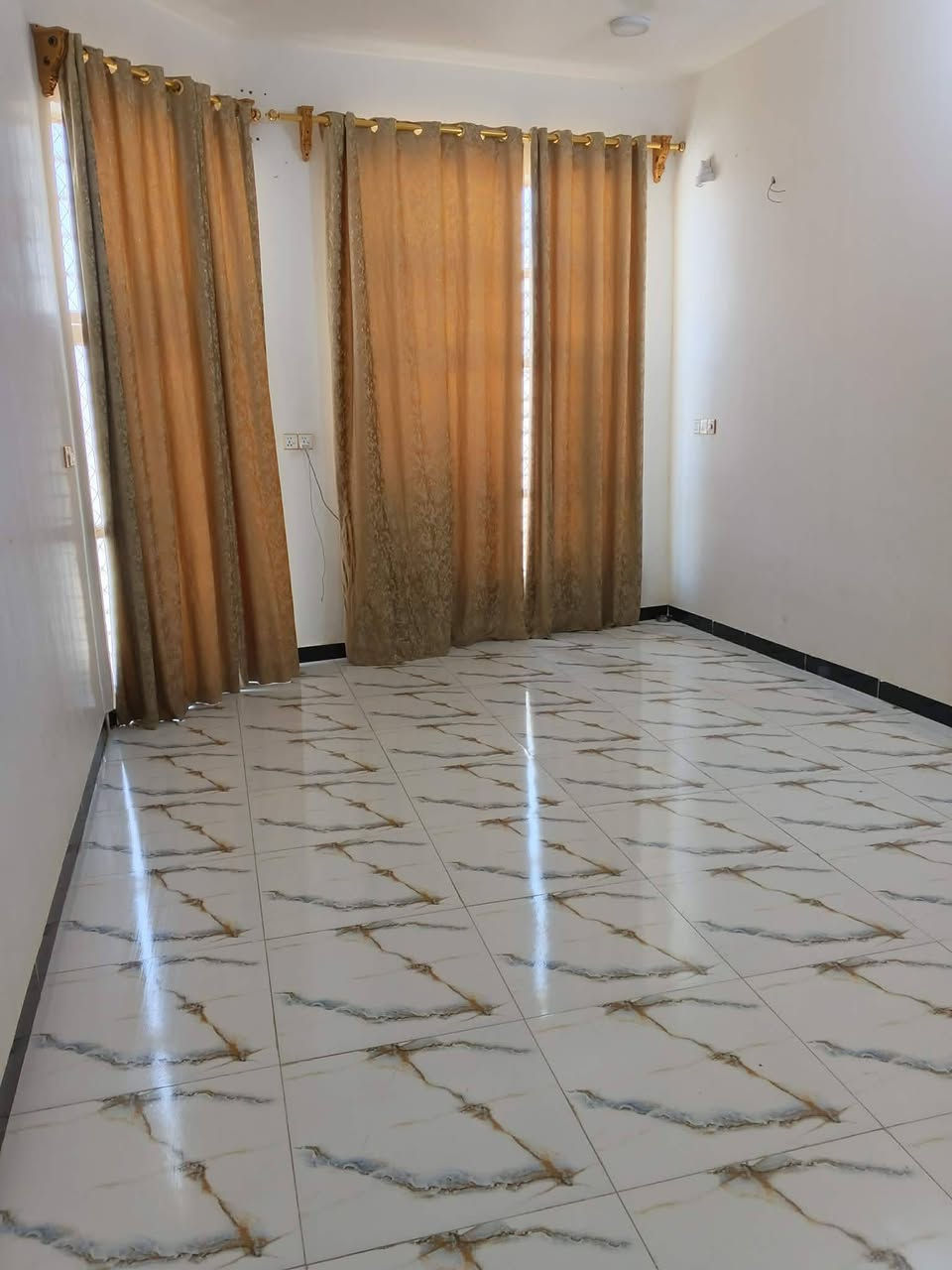 السلام عليكم بيت للبيع المساحه250 متر غرف نوم عدد2 مطبخ صاله وهول حمامات داخليه وخارجيه مناور عدد 2 بناء حديث عام2023 مكان البيت الطهمازيه خلف مركز شرطة سيف سعد يبعد عن شارع الطهمازيه500 متر ثاني بيت على الروائي سعر البيت98 وبي مجال قليل للاستفسار الاتصال على الرقم***********
