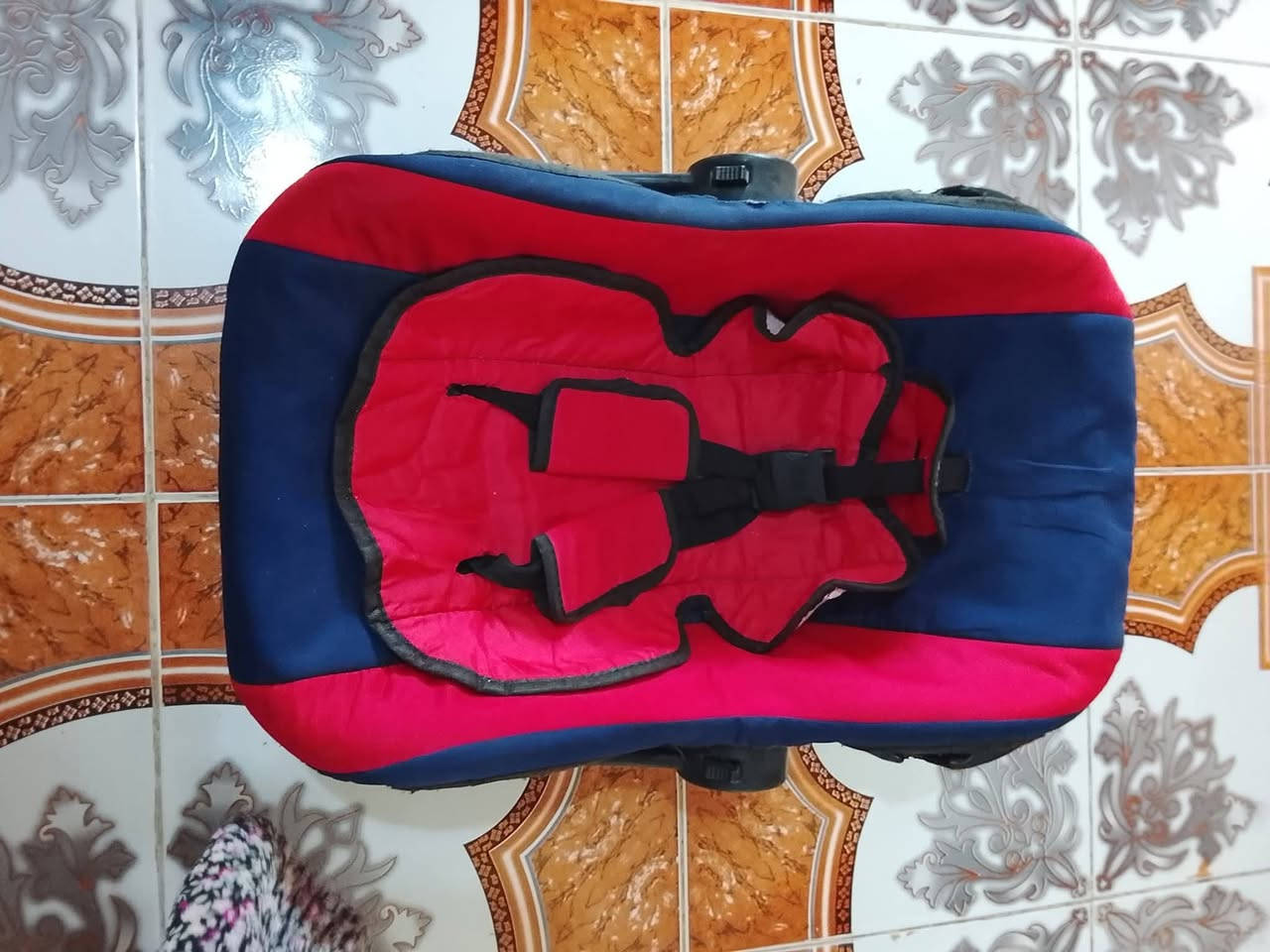 هەمووئەمان بۆفرۆشتن لە کەلار کی ویستی پەیوەندی بکات
جانتاهەڵگری مندال سورەکە 10هەزار
کورسی ناوسیار 5هەزار 
جانتا هەلگر سپەکە 5هەزار 
جولانی ڕەساسیەکە تەنها قولفیکی قرتاوە لەوێنەکا دیار 10هەزار 
جێگای خەوی مندال بۆپاڵ سستەم اکریتەوە نرخی 55قوفلی 
 کاری کۆتە سپی و ڕەساسیەکە نرخی 8هەزار 
***********
