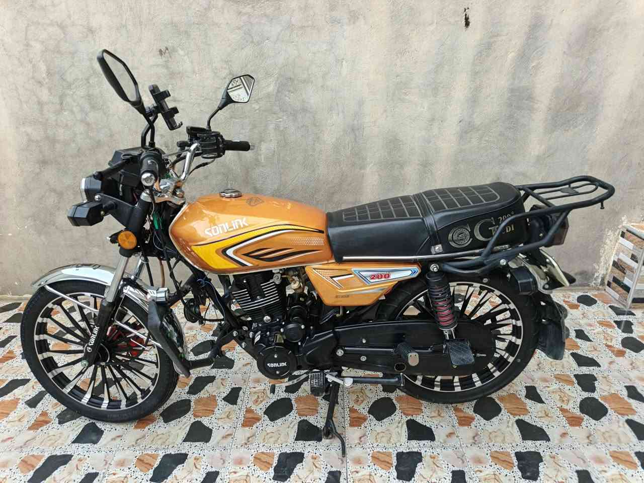 دراجه نضيفه محرك 200 سيسي تشغيل بصمه كفاله عامه ورقه منفيس وياهة السعر 875  وبي مجال قليل مكاني الرمادي التأميم رقمي***********
