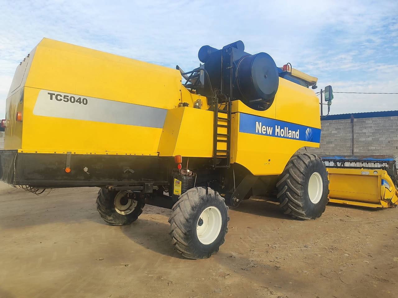 السلام عليكم للبيع حاصده 4بلم قايش 2014 كفاله عامه وضع الشركه عاده 3000,,  مكان واسط الشحيميه ***********. ,, ***********.
