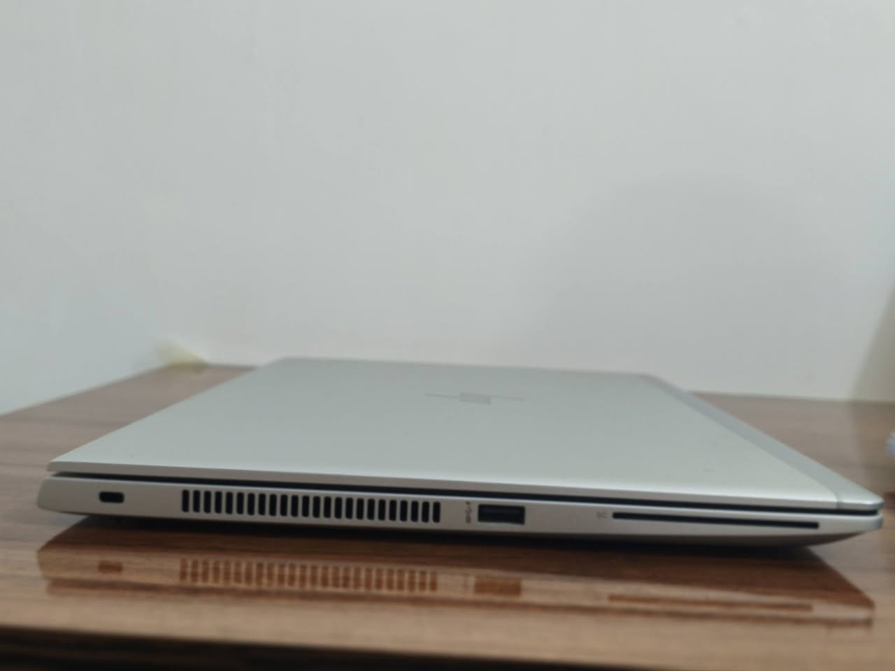 سلام عليكم ورحمه الله وبركاته
HP EliteBook 840 G5Business نظافة ٩٠٪
1 : المعالج (CPU): Intel Core i5-8th Gen (الجيل الثامن) بـ 4 أنوية؛ أداء قوي ومستقر للمهام الهندسية والمكتبية.
2 : الهيكل والتصميم: مصنوع من الألمنيوم بالكامل يجمع بين الفخامة، المتانة العالية، والوزن الخفيف (1.48 كجم) لسهولة التنقل.
3 : الشاشة (Display): قياس 14 بوصة بدقة Full HD بتقنية IPS؛ ألوان دقيقة وزوايا رؤية واسعة مريحة للعين.
4 : الذاكرة العشوائية (RAM): من نوع DDR4؛ يحتوي الجهاز على فتحتين (2 Slots) قابلة للتطوير حتى 32 جيجابايت.
5 : التخزين (Storage): يدعم هاردات M.2 NVMe SSD فائقة السرعة؛ لضمان إقلاع النظام والبرامج في ثوانٍ معدودة.
6 : النظام الصوتي: تجربة صوتية سينمائية ونقية من شركة Bang & Olufsen العالمية.
7 : المنافذ (Ports): مزود بمنفذ Thunderbolt (USB-C) للشحن السريع ونقل البيانات، بالإضافة إلى HDMI ومنفذين USB 3.1.
8 : الأمان (Security): يحتوي على حساس بصمة إصبع (Fingerprint) وغطاء خصوصية يدوي للكاميرا (Privacy Shutter).
9 : لوحة المفاتيح: كيبورد عربي/إنجليزي مضيء (Backlit) ومقاوم لانسكاب السوائل.
10: البطارية: تدعم تقنية الشحن السريع (Fast Charge) لشحن 50% من البطارية في وقت قياسي.


**إذا كنت صاحب هذا الإعلان وتريد حذفه لأي سبب، رجاءا أرسل رسالة إلى الدعم الفني**