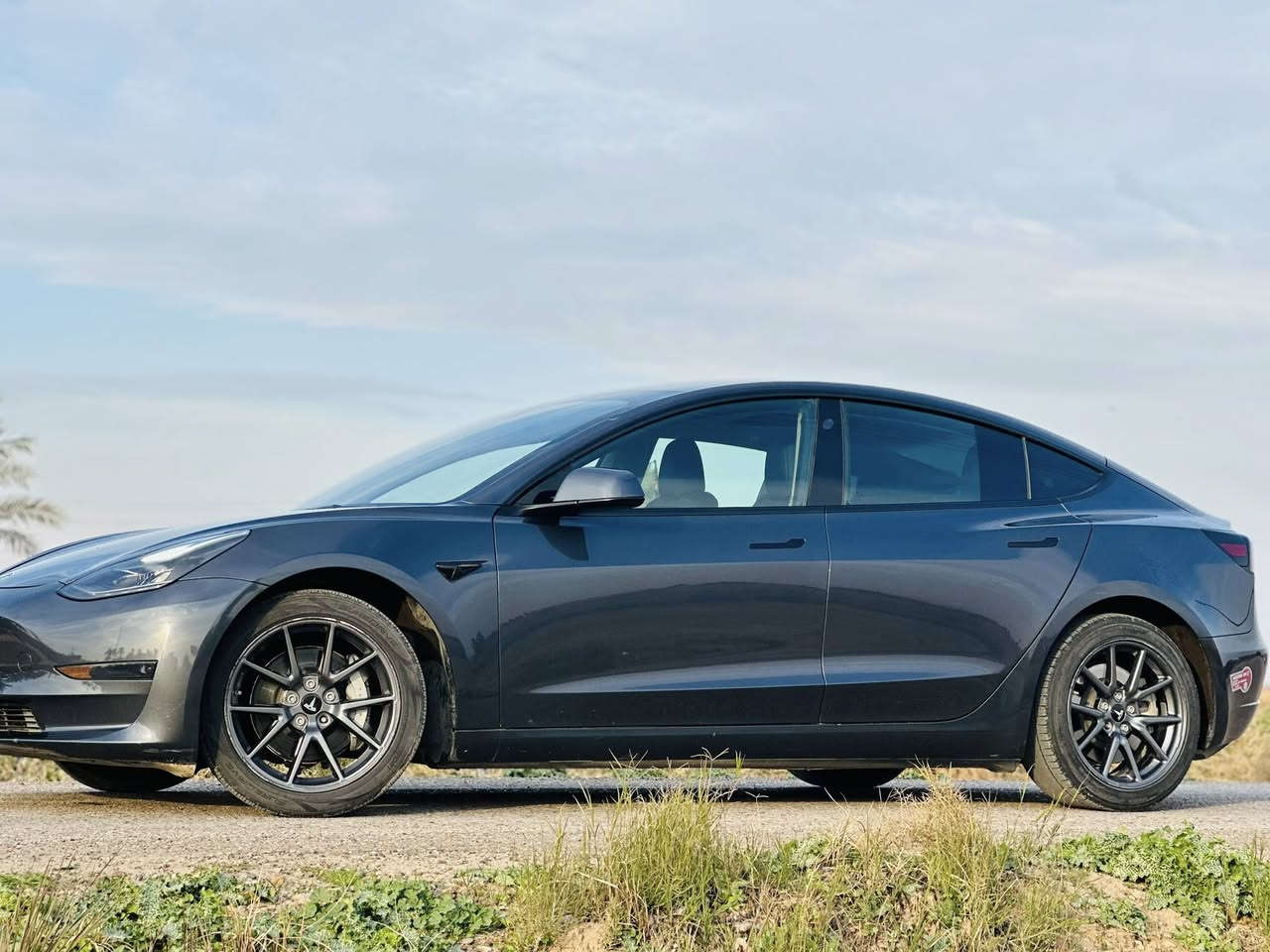 تيسلا  2023 اون لاين
رقم بغداد 

سعر 175$

‏ Model 3 ستندر 

***********

*********** 

متوفر اتصال و واتساب

______________________________________صورة الحادث مرفقة بلمنشور

🔷السيارة : تسلا مودل ٣ تك ماطور اون لاين 

لون رصاصي غير محدد

🔷سنة الصنع : 2023

🔷اللوحة : بغداد

  💚ماشية 112 كيلو مو ميل

_____________________________________

🔷المواصفات :DUAL MOTOR 

🔹 الشحن الكامل550 كيلو تقريباً 

🔹 سقف بانوراما زجاج

🔹 شاشة كبيرة حجم 15 بوصة

🔹 كاميرات 360

🔹 حساسات امامية وخلفية

🔹 كراسي جلد اسود

🔹 كراسي كهرباء

🔹 كراسي تدفئة الامامية والخلفية الكل تدفئة

🔹 غرفة جلد مميزة لون أسود ورصاصي وخشبي ورصاصي طافي 

🔹 رادار امامي

🔹 رادار خلفي

🔹 رادار جانبي

🔹 مانع تصادم

🔹 حساسات جانبيه

🔹 مثبت سرعة

🔹 تحكم بالسياره عن طريق الشاشة

🔹 نظام قيادة آلية Auto Pilot

🔹 عداد ديجيتال

🔹 تشغيل تلقائي

🔹 نظام قيادة ذاتية Full Self drive

🔹 نظام (RCTA) للتنبيه عند الرجوع للخلف

🔹 نظام (RSA) لكشف لافتات السرعه للطريق

🔹 نظام (PSC) الرادار الذكي لمنع الاصطدام 

🔹 نظام (LTA) لتحديد المسار على الطريق

🔹 تشغيل عن بعد

🔹 الدخول الذكي

🔹 نظام ترفيهي كامل متكامل يحتوي على ( YouTube / WhatsApp / Tik Tok / Netflix)

‏• Wifi

‏• GPS

‏• MAPS

‏• Bluetooth

‏• AUX

‏• USB

🔹 أوامر صوتية voice commands

🔹 جنط قياس 20

🔹 اضوية امامية LED

🔹 اضوية خلفية LED

🔹 كشافات ضباب LED

🔹 إنارة امامية زنون بالكامل

🔹 صندوق خلفي كهرباء

🔹 نظام محاكة ذاتي للسياره من الخارج

————————————————————————
