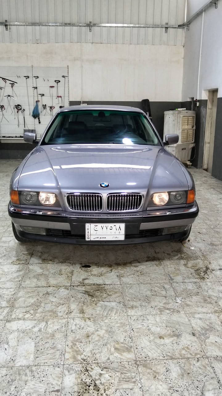 السلام عليكم للبيع بي ام دبليو 740 v8 سيارة جديدة جدا جدا مكفولة من الضربة و البارد بيهة صبغ للجمالية فقط السعر 150 بالرقم ***********
