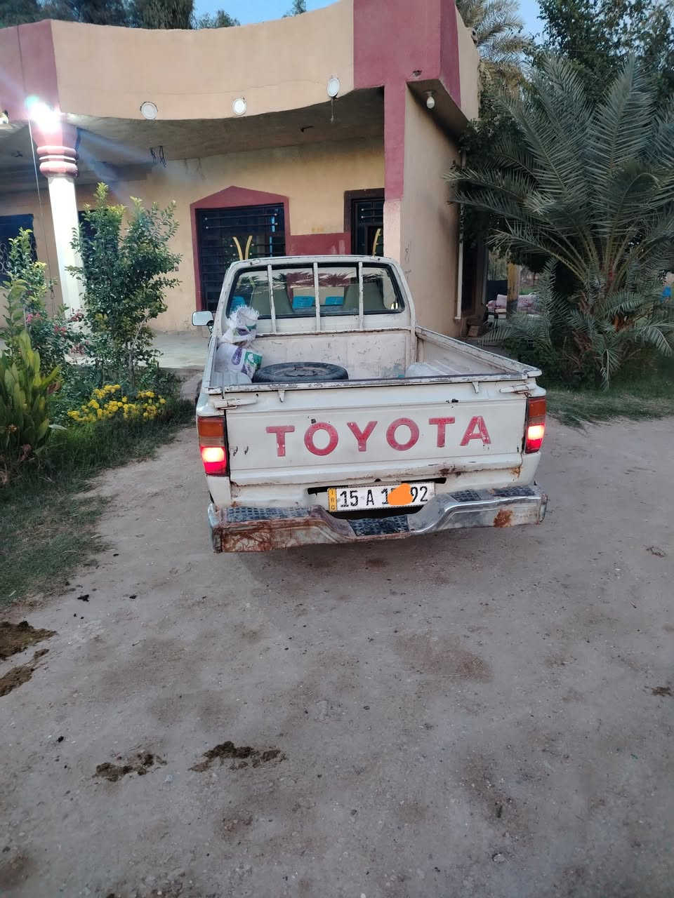 سلام عليكم تيوتا موديل٨٥ سيارة  جديدة صبغ حزام غمارة وتكم بلاديات دوشمه وارضيات جلد محرك كير اكسن تخم تاير كله جديد السعر ٣٧ بيها مجال بصيط. . هاتف ***********
***********،،،،،
