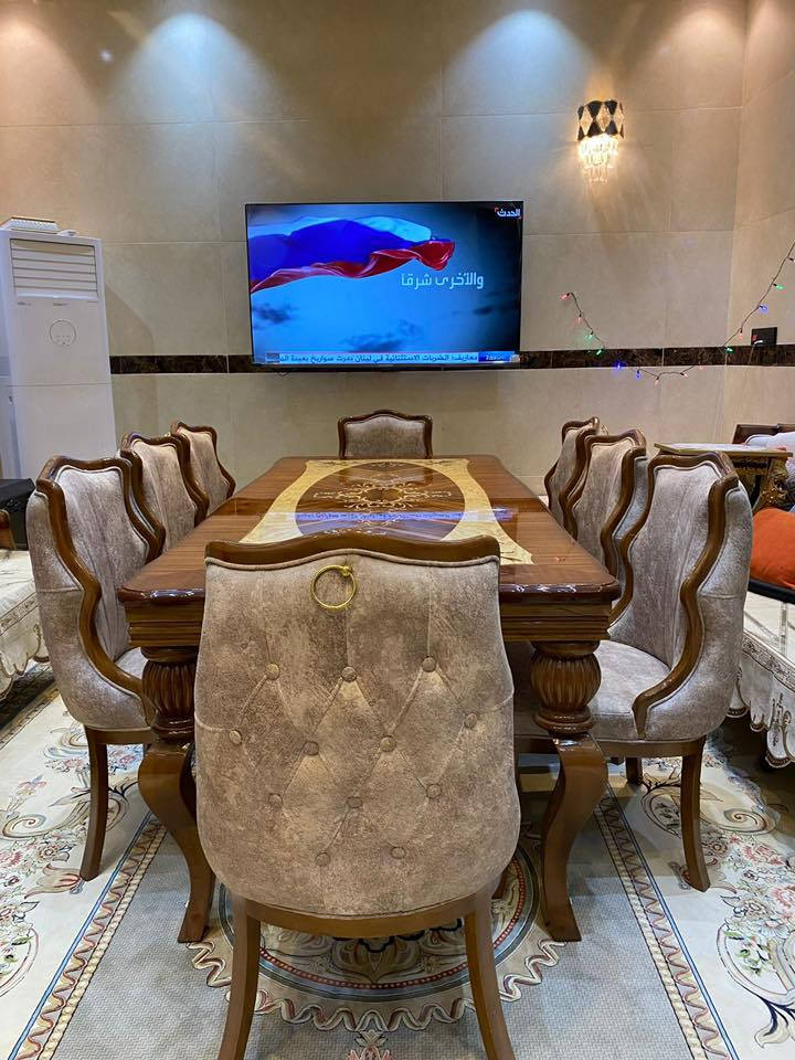 ميز طعام مستعمل قليل خشب صاج 8 كراسي السعر 700 ألف وبي مجال للتواصل ***********
