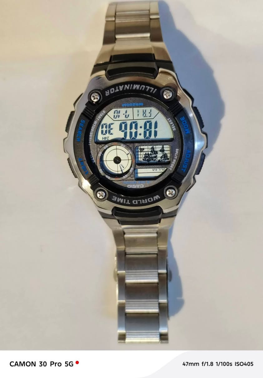 سلام عليكم للحجز واتساب ***********
هذه هي ساعة كاسيو الرقمية الرياضية (Casio AE-2100WD-1AVDF) الشهيرة بمتانتها ومميزاتها المخصصة للمغتربين والمسافرين. إليك أبرز مواصفاتها:🛠️ التصميم والموادالهيكل والإطار: مزيج من الراتنج (البلاتين القوي) والفولاذ المقاوم للصدأ (Stainless Steel).السوار: مصنوع بالكامل من الفولاذ المقاوم للصدأ مع مشبك ثلاثي الطي لحماية الساعة من السقوط.الزجاج: زجاج معدني (Mineral Glass) مقاوم للخدوش والصدمات.🕒 ميزات ضبط الوقت والوظائفعمر البطارية: بطارية خارقة تدوم حتى 10 سنوات (نوع CR2025).التوقيت العالمي: شاشة رقمية تحتوي على خريطة مصغرة للعالم لعرض الوقت في 48 مدينة (31 منطقة زمنية) مع إمكانية التنقل السريع بين 4 مدن رئيسية مخزنة مسبقاً.مقاومة الماء: مقاومة ممتازة للماء حتى عمق 200 متر (ضغط 20 بار)، مما يجعلها مناسبة جداً للسباحة والغطس.الإضاءة الخلفية: إضاءة من نوع LED بلون عنبري (Amber) مع ميزة التوهج اللاحق لرؤية واضحة في الظلام.⏱️ أدوات إضافيةساعة إيقاف (Stopwatch): بدقة 1/100 من الثانية وتقيس حتى 24 ساعة.مؤقت تنازلي (Countdown Timer): يمكن ضبطه من ثانية واحدة وحتى 24 ساعة.المنبهات: تدعم ضبط 5 منبهات يومية مستقلة أو منبهات لمرة واحدة، بالإضافة إلى إشارة الوقت بالساعة.التقويم: تقويم تلقائي كامل مبرمج حتى عام 2099 (يظهر اليوم والتاريخ والشهر).تنسيق الوقت: يدعم العرض بصيغة 12 ساعة أو 24 ساعة.📐 الأبعاد والوزنأبعاد الهيكل: 52.2 × 47.7 × 16 مم.الوزن الإجمالي: حوالي 112 غراماً نظراً للسوار الفولاذي.
