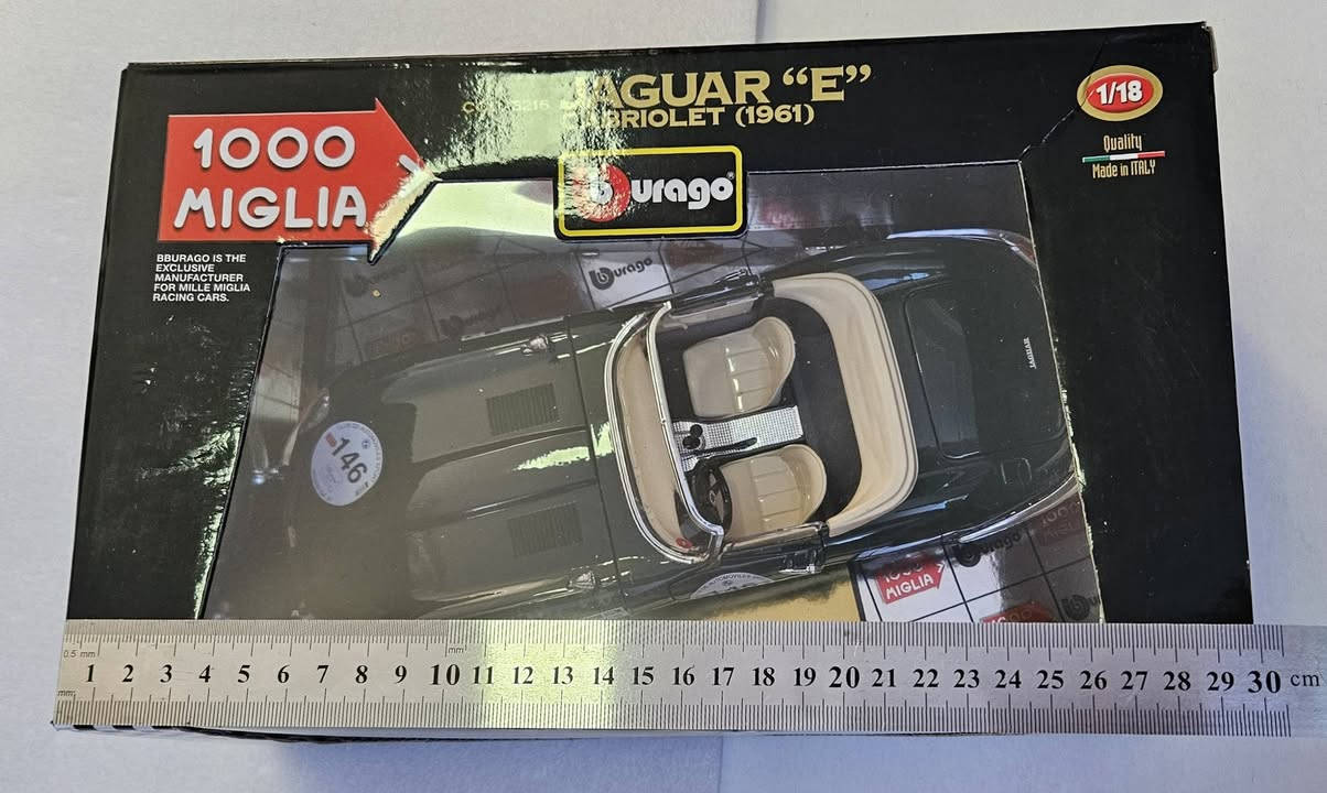 السلام عليكم 
مصغر سيارة معدني بمقياس 1/18 من طراز  جاكوار Jaguar E Type Cabriolet موديل عام 1961، تم تصنيعه بواسطة شركة Bburago.
النموذج يأتي باللون الأخضر ويتميز بتفاصيل دقيقة في التصميم الداخلي والخارجي، ومصنوع في إيطاليا.
يحتوي الصندوق على علامة تجارية 1000 Miglia
السعر ٧٥ الف


**إذا كنت صاحب هذا الإعلان وتريد حذفه لأي سبب، رجاءا أرسل رسالة إلى الدعم الفني**