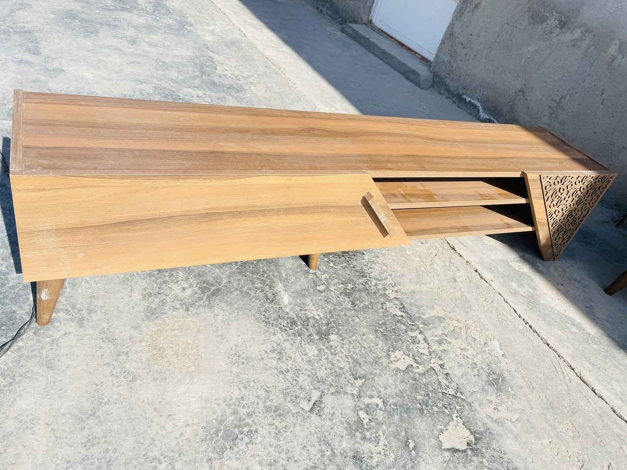 السلام عليكم
ميز بلازما وطبله نضيفات جداً مستخدمات قليل 
السعر 100الف وبيهن مجال بسيط 
مكاني اللطيفيه على الدولي 
رقم الهاتف *********** بي واتساب
