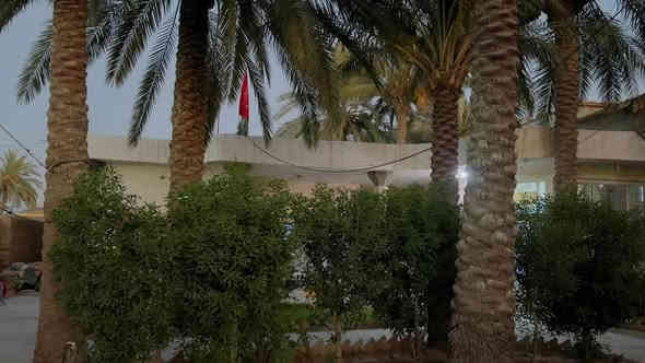 دار للايجار مساحته 600متر🟥 نظيف 🟦 يحتوي على ثلاثة غرف نوم وهول ومطبخ واستقبال وصحيات داخلية وخارجية وگراچ كبير جدا وحديقة كبيرة جدا 🟥
الأرضية والجدران سيراميك 🟦
سعر الايجار //((250). الف 
العنوان// كوت --حي الحكيم الاولى- شارع گاله 🟦
للاستفسار الاتصال على الارقام التاليه ⬇️⬇️
📳📳*********** 📳📳
📳📳*********** 📳📳
📳📳*********** 📳📳
مكتب دلالية اهل الديرة للعقار 🏨🏨
