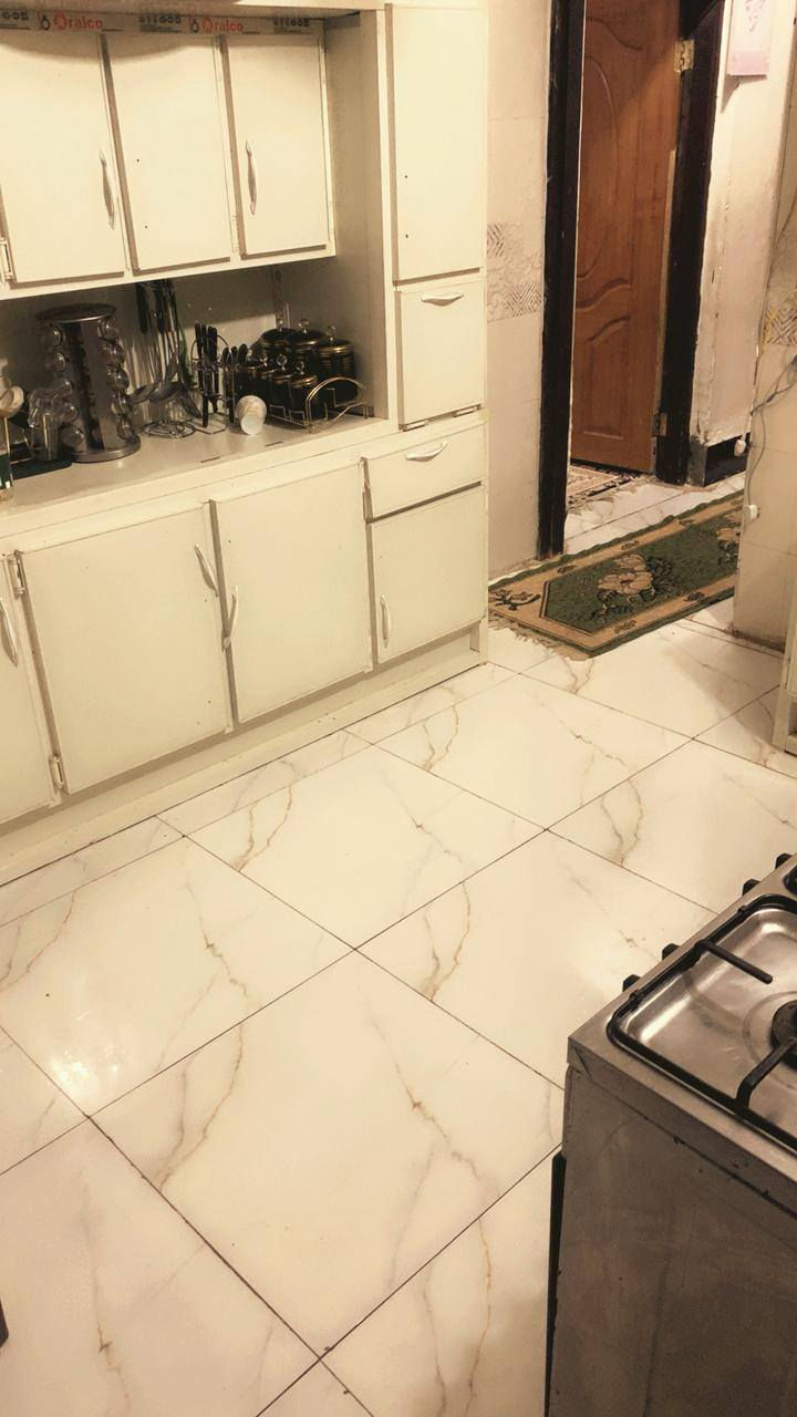 سلام عليكم ورحمة الله
بيت في منطقه الحر الصغير 
(بستنه قرار ٢٥)
ع جهة البزل الكبير 
١٠٠ متر الواجهة ٧متر 
يحتوي على. طابق ونصف 
الطابق الأرضي 
يحتوي على استقبال وغرفة نوم وصاله ومطبخ وصحيات وحمام 
الطابق الثاني 
يحتوي على غرفة نوم وصحيات وحمام 
ارضيه البيت والصحيات و المطبخ بورسلين 
كامل 
البيت بناء جديد سنة ٢٠١٩ 
الطابق الأرضي بلوك الطابق الثاني طابوق 
السطوح كامله من تطبيك فرشي و ستائر 
السعر ٥٦ مليون تحويل ثاني يوم
***********
