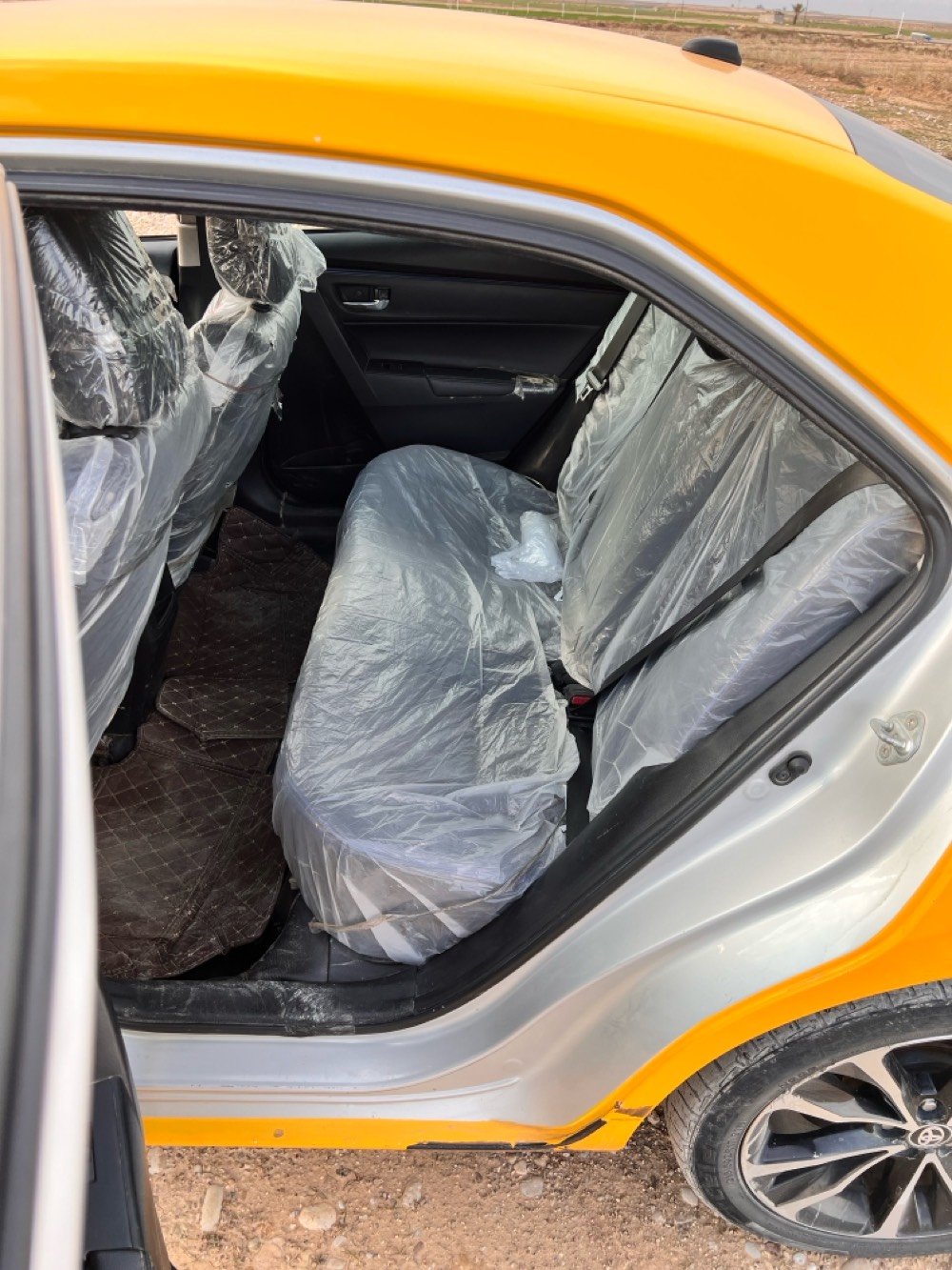 سيارة تويوتا يارس صفراء للبيع موديل حديث. السيارة نظيفة جداً وتعكس لمسة رياضية بأسلوبها. الداخلية مريحة ومجهزة بأنظمة تحكم سهلة الوصول ومظهر جذاب. مناسبة للاستخدام في المدينة أو السفر لمسافات طويلة.