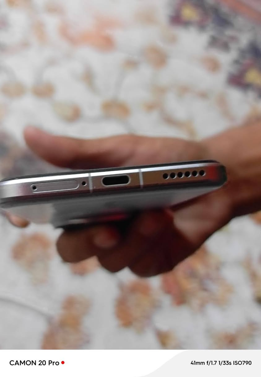 سلام عليكم جهاز HONOR Magic 7Pro
جهاز نضيف كلش  استخدامه شهر و نص
جهاز مع ملاحقاته كامله كورتونه و شاحنه 
رقم ***********
سعره 1150
