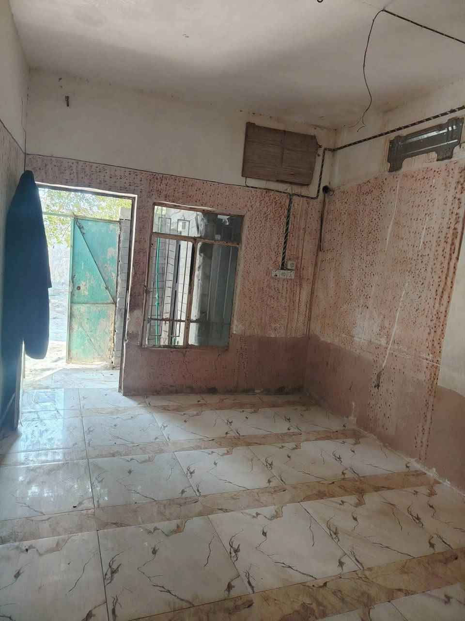 بيت للبيع المساحه 50م غرفه النوم وصاله ومطبخ وصحيات قرب شارع 20نجف الاشرف حي الرحمه مراجعة مكتب الخزعلي للعقار ***********
