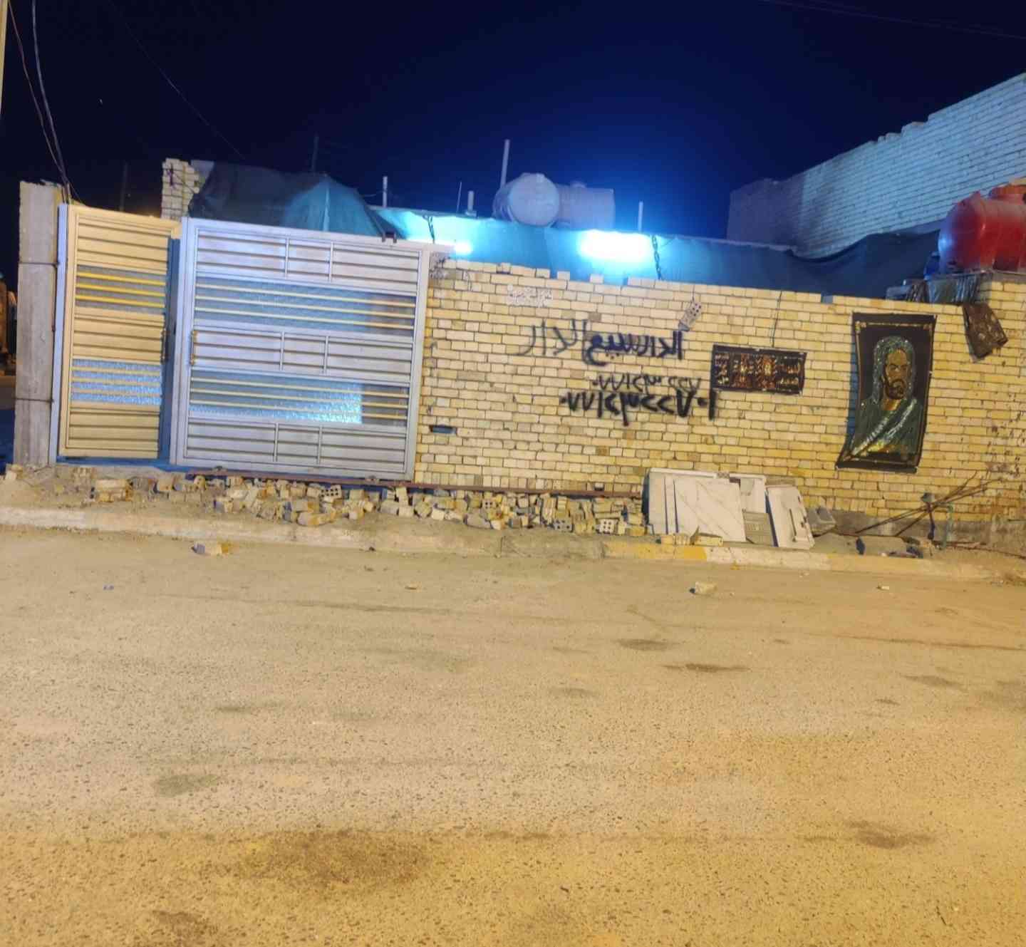 يااللة اسلام عليكم بيت للبيع حي الفرات مقابل حي النصر سند 25 باقي التفاصيل في الصور  ومقطع فيديو مفصل استفسار اكثر اتصل على رقم 
***********
السعر 70 اوبي مجال إنشاء الله
