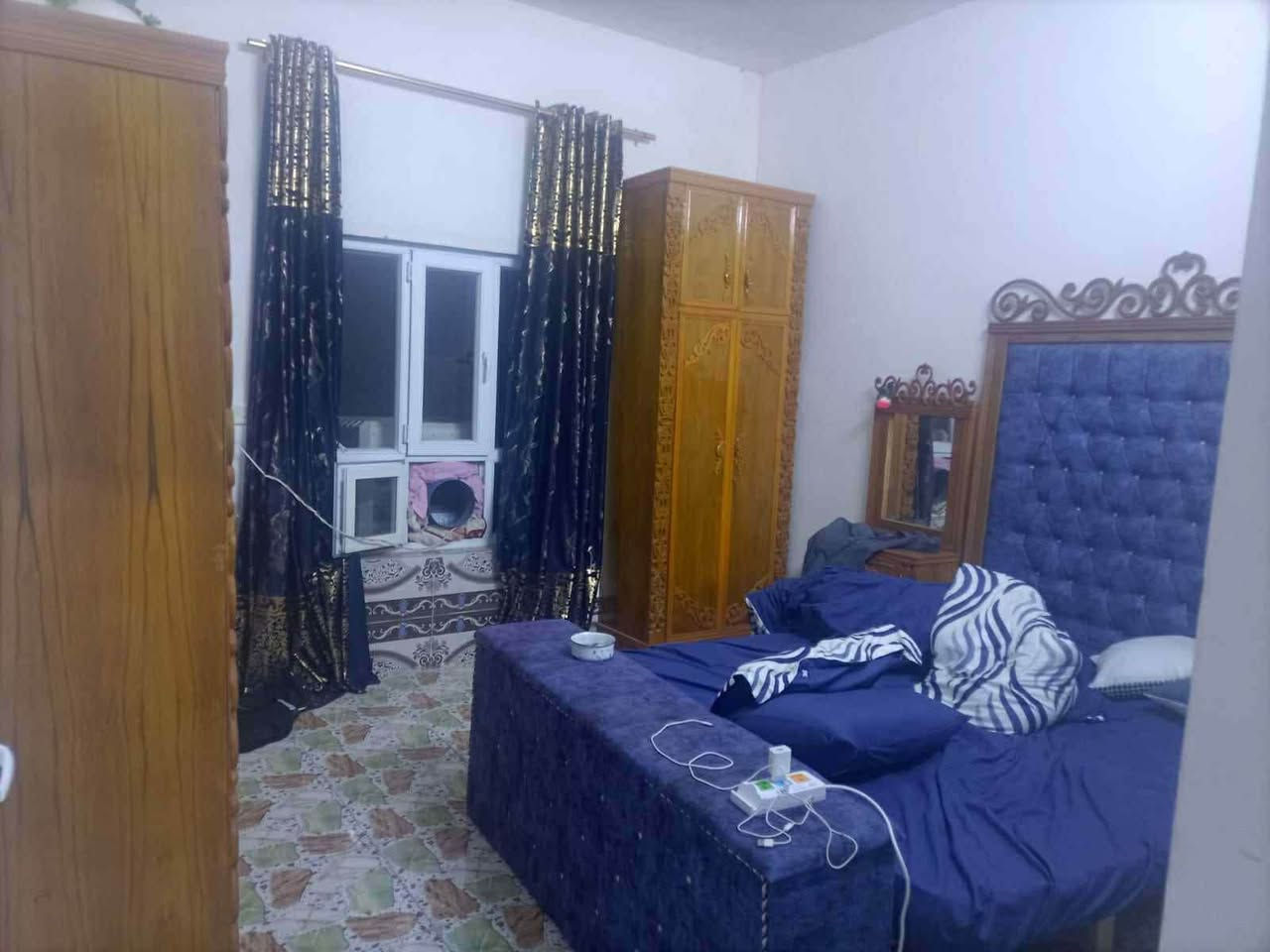 للبيع دار سكنية بمساحة واسعة وبناء حديث في موقع هادئ ومناسب للعوائل، بمواصفات ممتازة وسعر مناسب.
 الموقع: الشرقاط - اسديرة سفلى - قرية الصحن.
 المساحة الكلية: 1200 متر مربع (ألف ومئتان متر).
 سنة البناء: 2020
 حالة المنزل: بناء جديد بالكامل وجاهز للسكن الفوري (لا يحتاج إلى أي مصاريف إضافية).
 السعر: 36,000,000 دينار عراقي (ستة وثلاثون مليون دينار).
وبي مجال 

للتواصل والاستفسار:
 رقم الهاتف: [***********]
