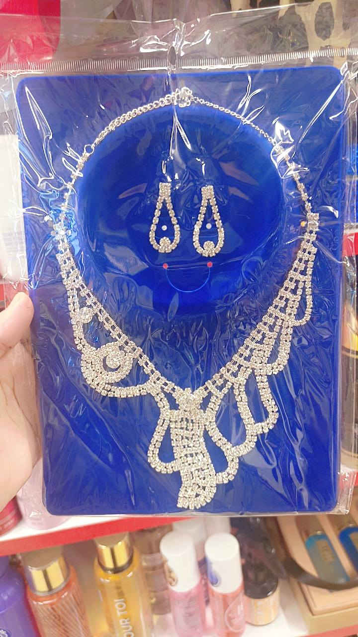 مجوهرات نسائية فضية اللون مزينة بكريستال.


**إذا كنت صاحب هذا الإعلان وتريد حذفه لأي سبب، رجاءا أرسل رسالة إلى الدعم الفني**