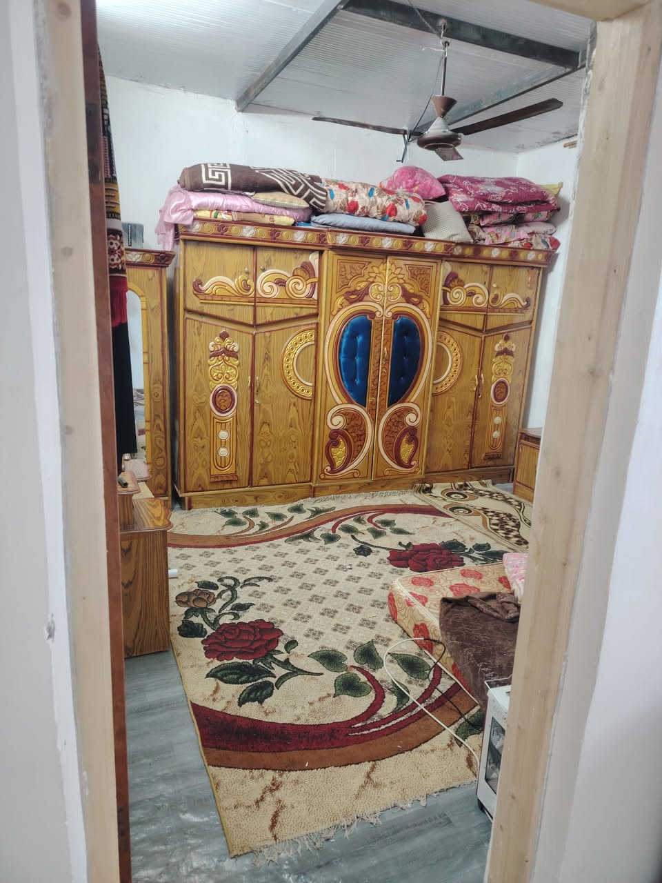 سلام عليكم بيت للبيع زراعي قرار١١٧ المساحة ٧٠طابقين يحتوي على استقبال ومطبخ وصاله وترك الطابق الثاني يحتوي على غرفة وصالة وحمام وسطح الاستفسار على رقم *********** سعر ٤٠ وبيه مجال عنوان دور الصحة الثانيه
