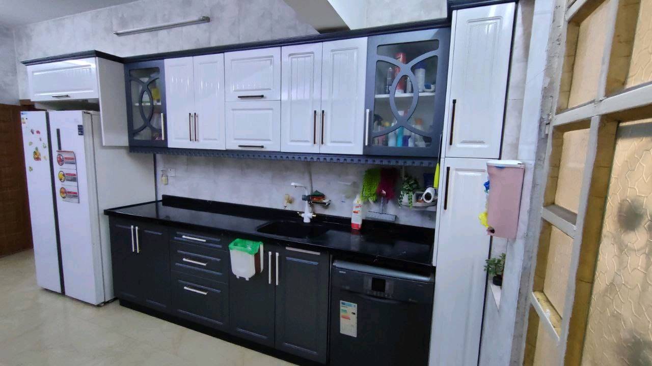 بيت للبيع الموصل حي الاعلام 
بظهر الشارع العام 
204 متر واجهه 12
5 غرف نوم ، محدث طابق ونص 
يمكن فصل الطابقين 
سند جديد