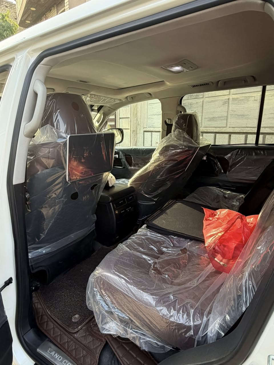 السلام وعليكم لاندكروز 21 كراند تورنك v6
فول مواصفات بحريني داخل قرميد
كاميرات 360 
3شاشات 
5 بصمات 
كشنين كهرباء 3 دكم الجنطه كهرباء وشفط 
8ايرباك 
ثلاجه 
فتحه سقف 
تشغيل عن بعد 
باقي مواصفات اللاندكروز المعروفه 
رقم بغداد تحويل ثاني يوم 
ماشيه 80000km 
كفاله عامه عدا شخط بلجاملغ الخلفي 
مكاني الكوت 
***********
سعرها 580$
