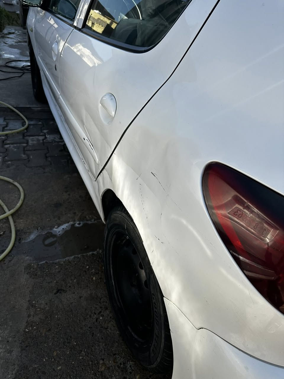 سلام عليكم بيجو ٢٠٦ بلاس ٢٠١٢ حديث سيارة بيهة بس جاملغ امامي جهة الصايق مصبوغ  واكو طخة مصورهة ترجع بارد سيارة حلوة بلادية بس بيهة مشكلة بلكهربائيات الدشبول طافي والايتات هم طافيات والهورن وعل سلولي هم خربطة شي بسيط بس بلمشي متنلزم الخربطة اعتقد بلكلات وديتهة كالو بيسي ام رادو ٣٠٠ الف اني مالي واهس اصلح الياخذهة بلعافية عليه 
محرك وكلج جديد كير عادي مو اوتو يعني انسة شي اسمة كير عطل وهاي الامور رقم بغداد وراعيهة يريد يحول *********** مكاني بغداد جرف النداف قرب بسماية سعرهة ٣٧ ورقة اخوان سعر سيارة فوك ال٤٠ بس اني حسبت مال تصليح
