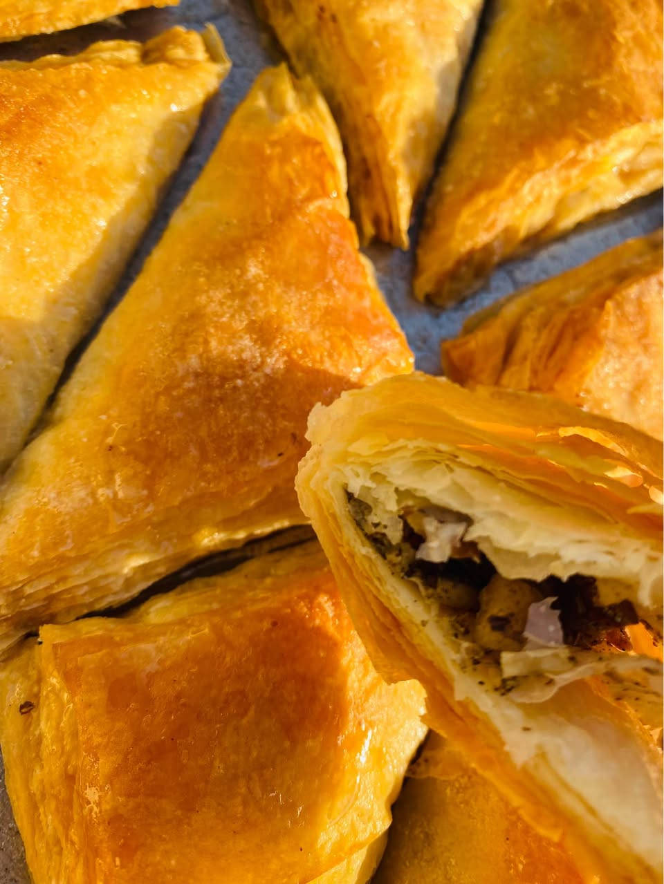 طبتم وطاب صباكم بذكر الله ✨👇

🥮 صينية بقجة (كاهي):
• تحتوي على 52 قطعة محشيه .
• السعر: 23 ألف دينار فقط.

🥮 صينية بقجة (كاهي):
• تحتوي على 52 قطعة غير محشيه .
• السعر: 14 ألف دينار فقط.

📞 للطلب والاستفسار:
تواصل معنا عبر رسائل الصفحة (خاص) أو اتصل بنا مباشرة: *********** Singapore
